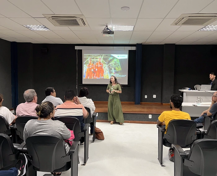 Imagem de uma professora ministrando aula ao Instituto Federal do Espírito Santo, Campus Cariacica