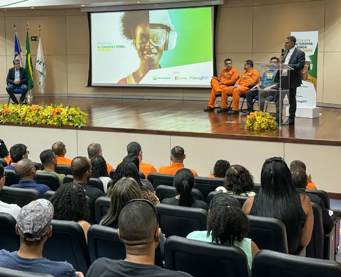 Imagem dos estudantes num auditório durante a aula inaugural do IFPE