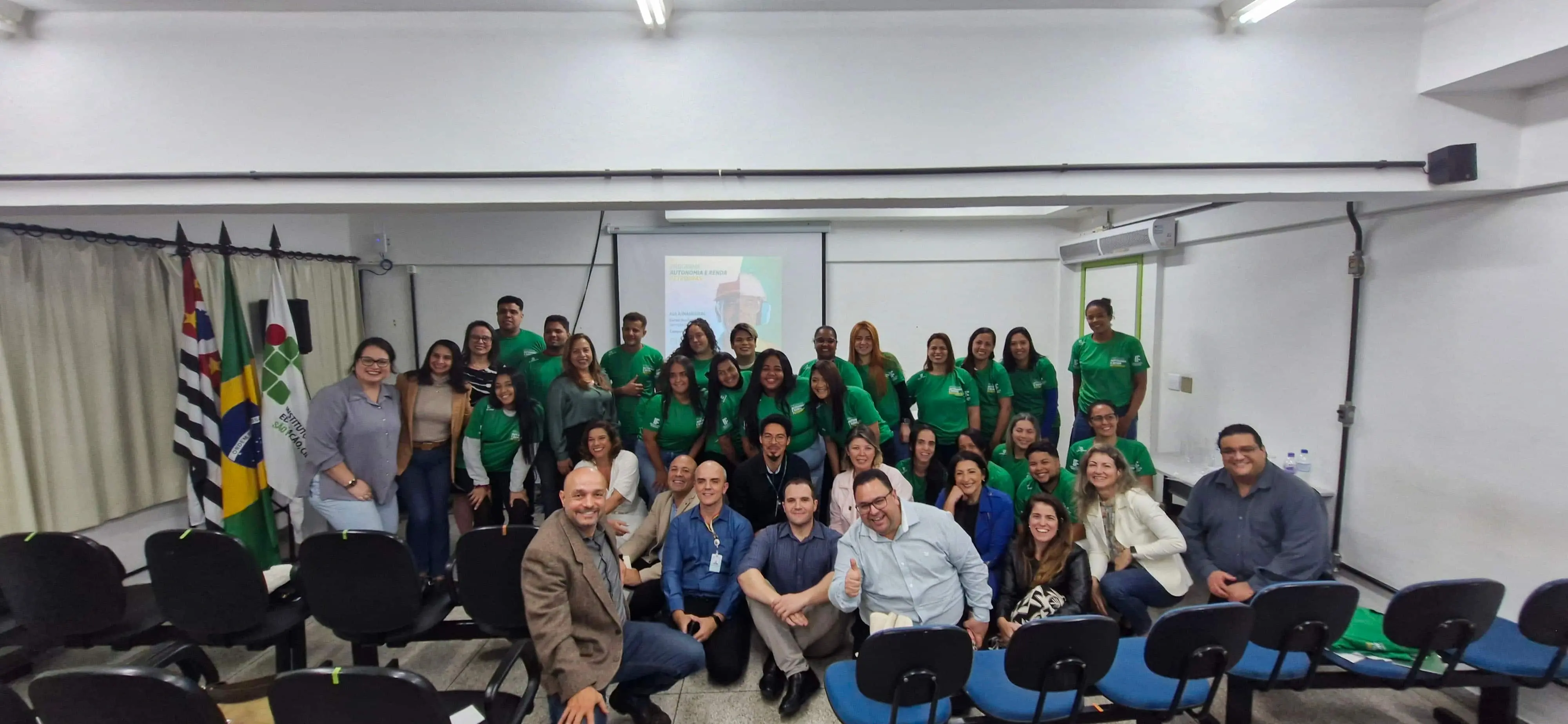 Imagem dos coordenadores e estudantes na aula inaugural do Programa Autonomia e Renda Petrobras no IFSP