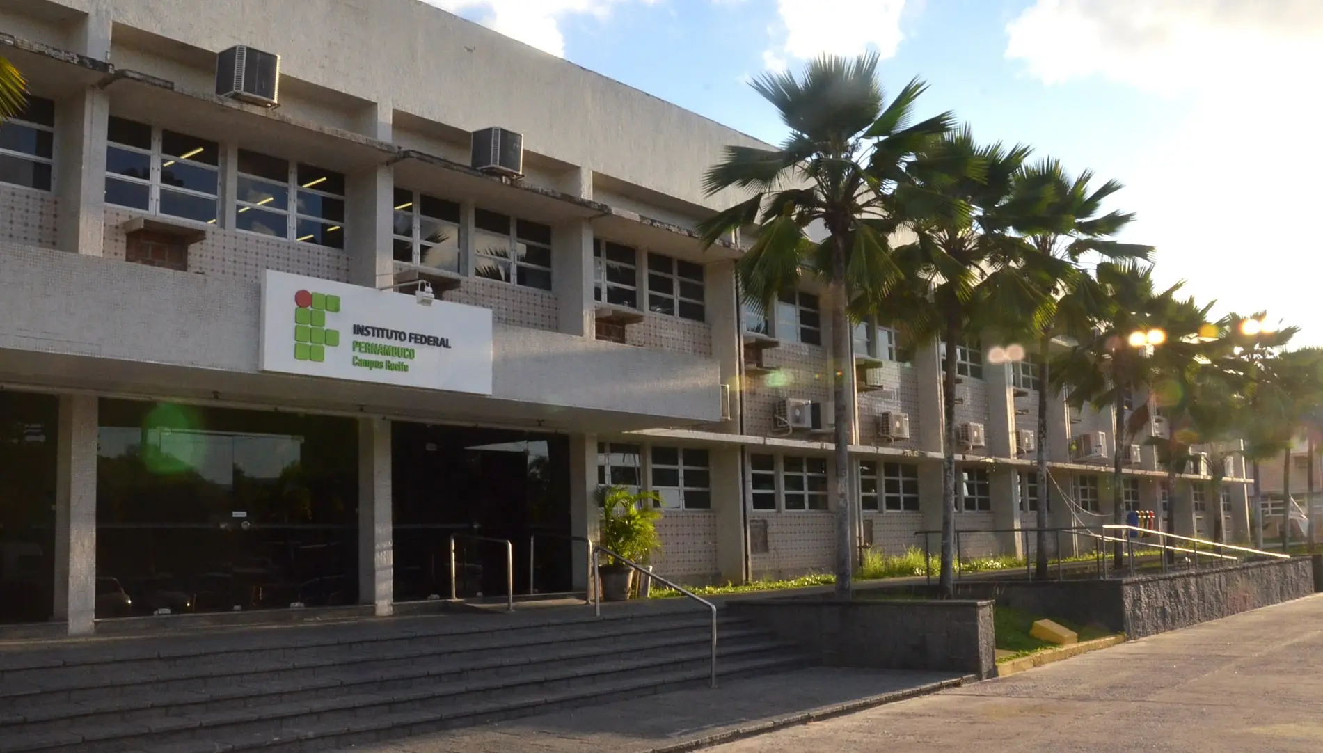 Imagem da fachada do campus Recife, do IFPE