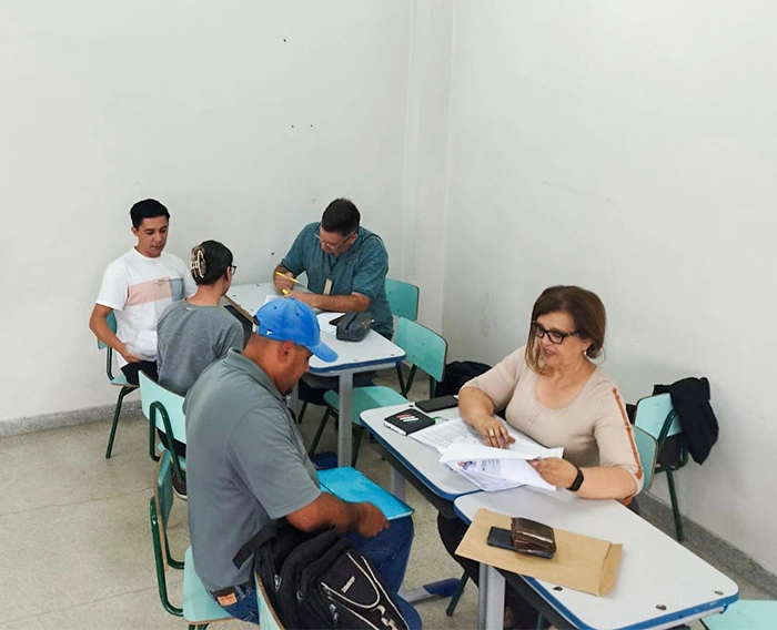 Imagem de alunos do Programa Autonomia e Renda realizando a matrícula