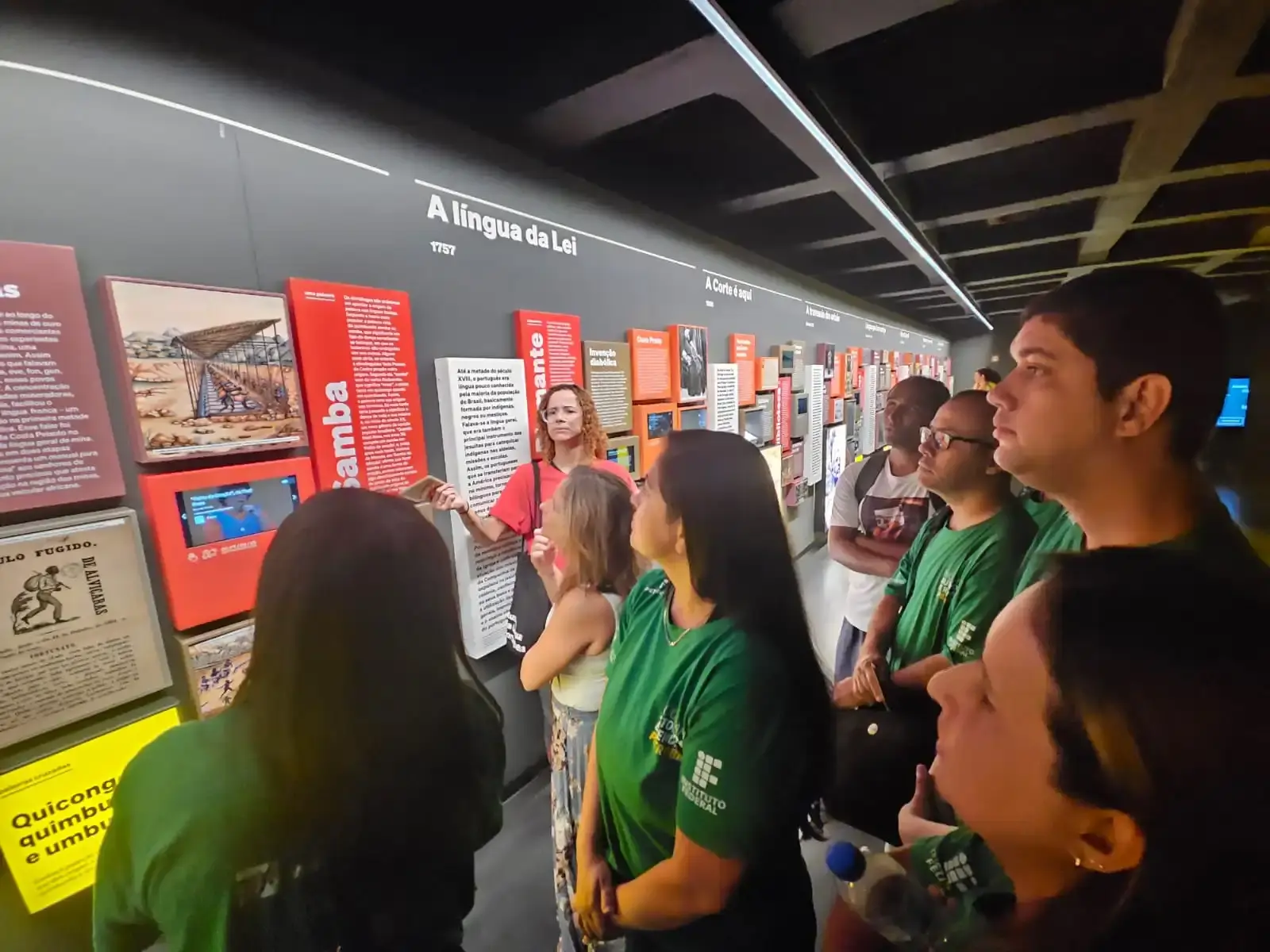 Imagem dos estudantes do Programa Autonomia e Renda em visita ao Museu